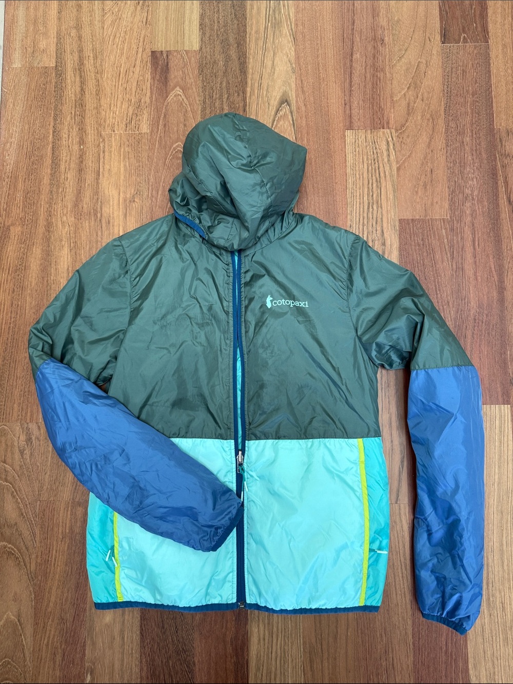cotopaxi Women’s Reversible Colorblock Jacket in Dark Green and Blue